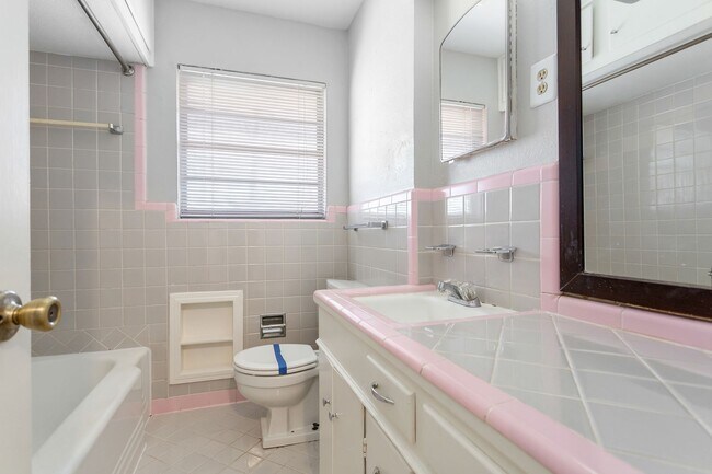 Building Photo - 6520/6522 SAINT MORITZ AVE