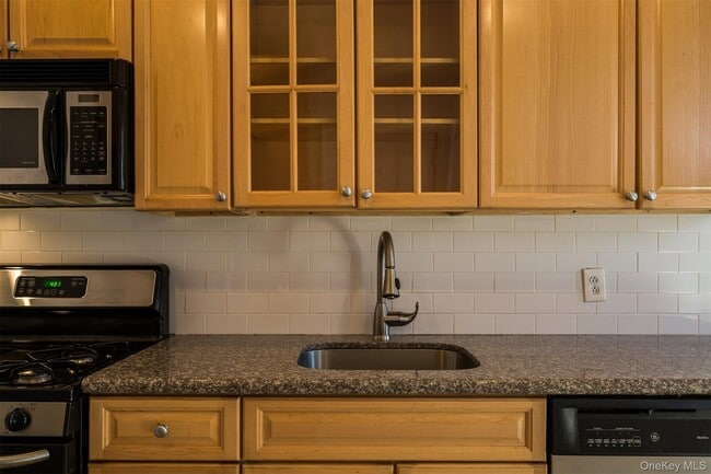 Building Photo - 9 Alden Pl