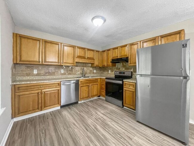 Building Photo - 2135 Valley Oaks Dr SE