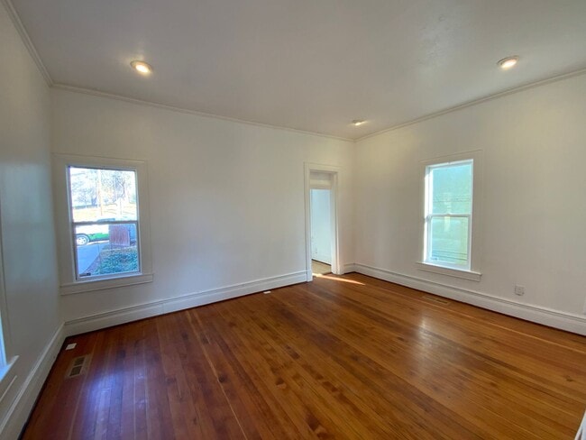 Building Photo - CHARMING UDPATED 2 BED 1 BATH CAPITOL HILL HOUSE IS A MUST SEE!!
