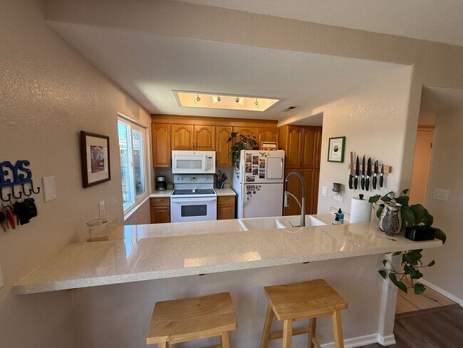 Building Photo - Spacious Two-Story 3 Bedroom, 1.5 Bath Tow...