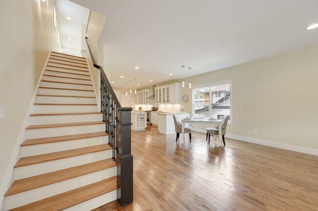 Building Photo - 1332 Lischey Ave