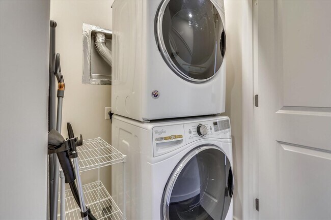 Building Photo - Luxury END-UNIT garage townhouse - 4BD/4.5BA!