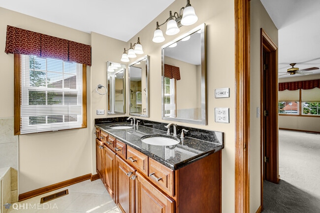 Building Photo - 1341 E Thacker St