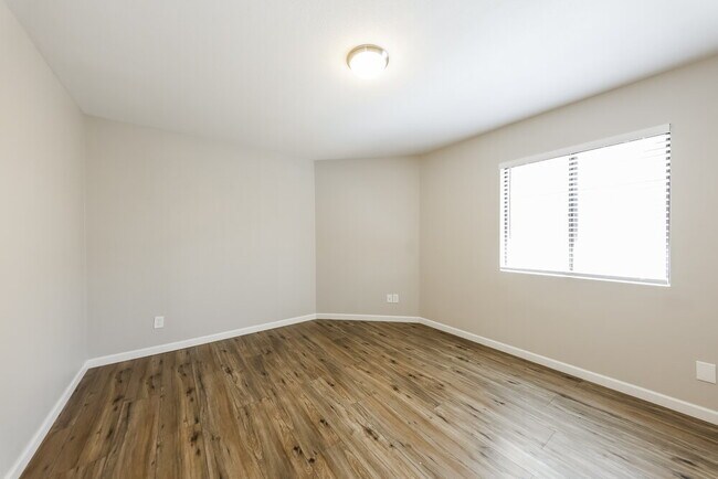 Building Photo - 6630 W Poinsettia Dr