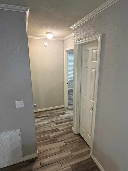 Building Photo - 819 Hardy Springs Cir