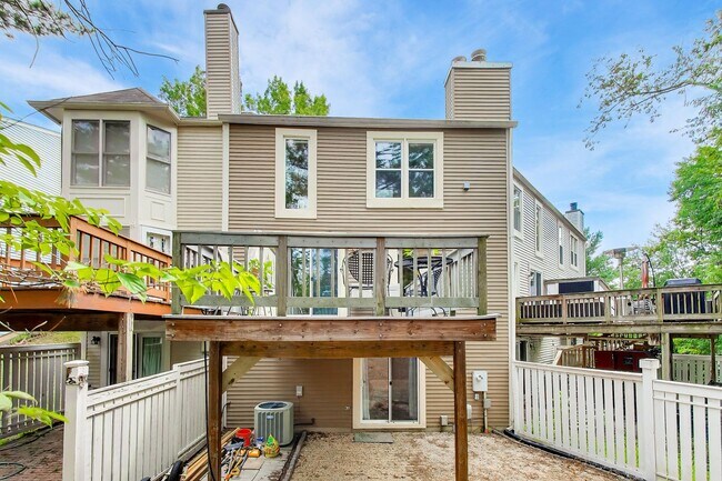 Building Photo - 2bd/2.5ba hideaway in the heart of Reston - incredible location $2750+util.