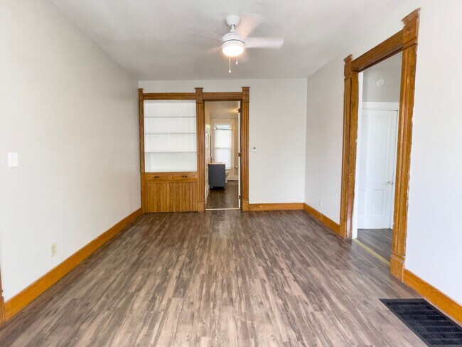 Building Photo - 700 W Powers St