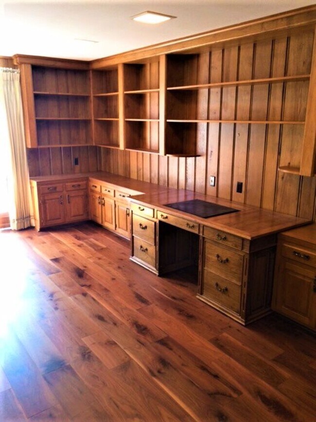 Building Photo - Great home at entrance of Bocage Jefferson Place Subdivision