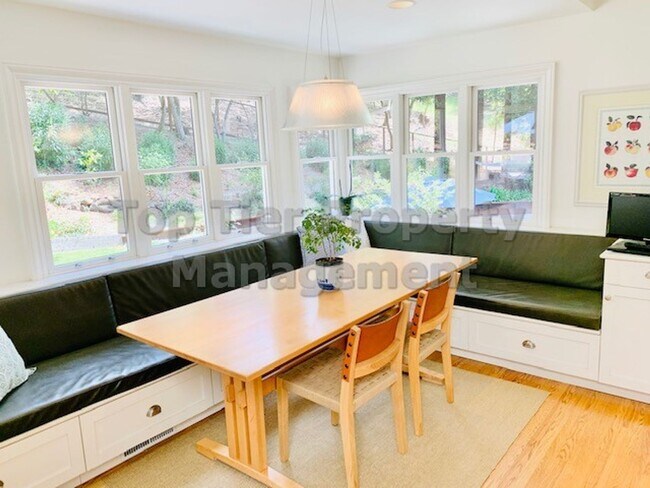Building Photo - Stunning 4 Bed/3 Bath (plus Office), 3,230 Sqft single-family house at end of cul-de-sac and on l...