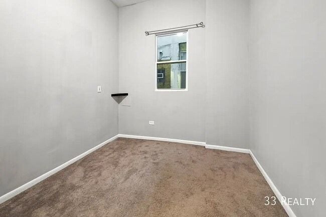 Building Photo - Spacious 4b/2b Top Floor, Wicker Park Avail July 1st!