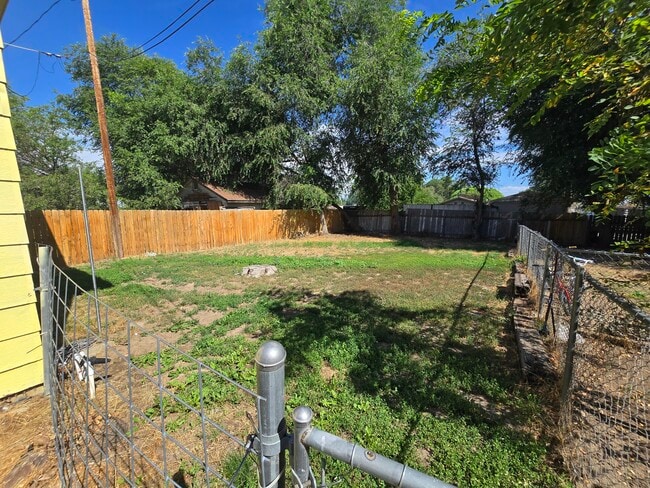 Building Photo - 737 7th Ave N
