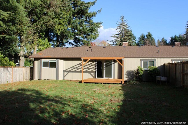 Building Photo - Bright Updated -2 bedroom 2 bath Duplex