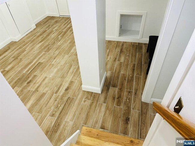 Building Photo - 11 Raymond Pl