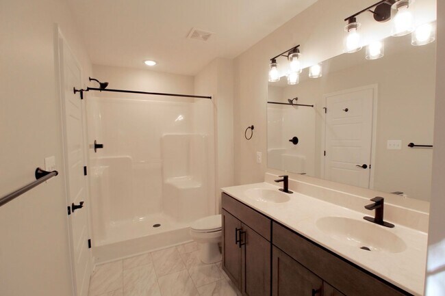 Building Photo - 3 level town home in popular Congers Creek...