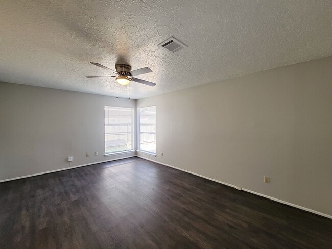Building Photo - Three bedroom 2 full bath duplex style hom...