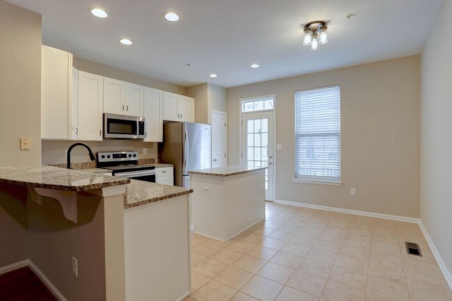 Building Photo - 3BR, 3BA, 1-Car Garage Townhome in Howard Square