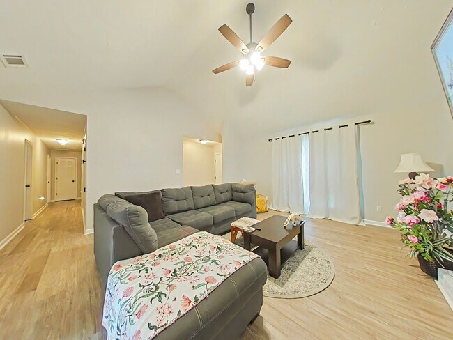 Building Photo - 4 Bedroom Brick Ranch in Woodlake!