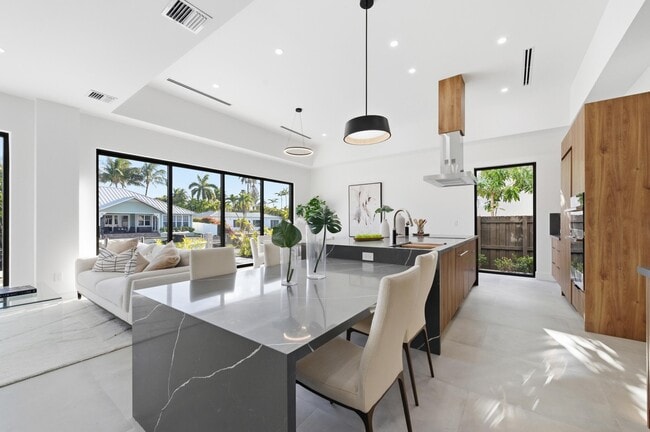 Building Photo - 1308 Avocado Isle