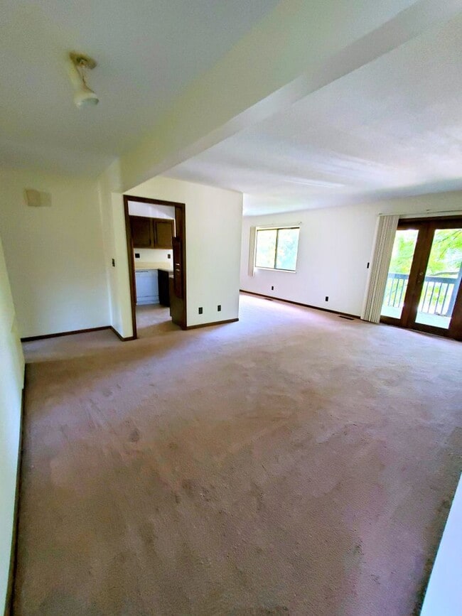 Building Photo - *Stone Gate Apartments - Advertising