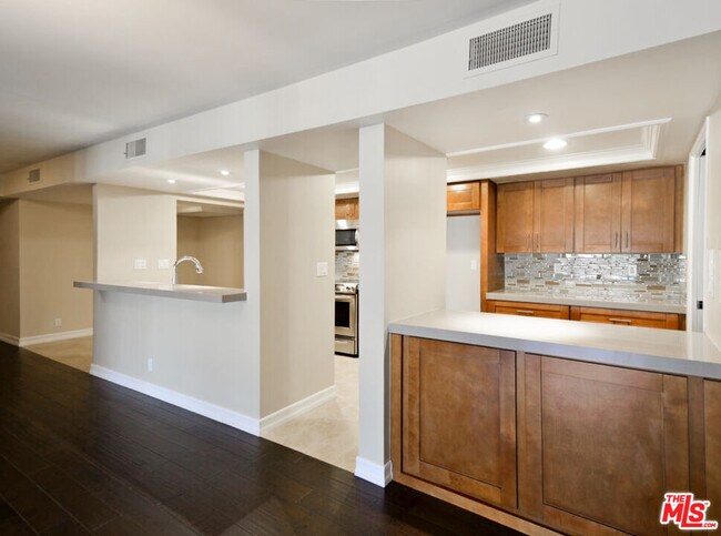 Building Photo - 10660 Wilshire Blvd