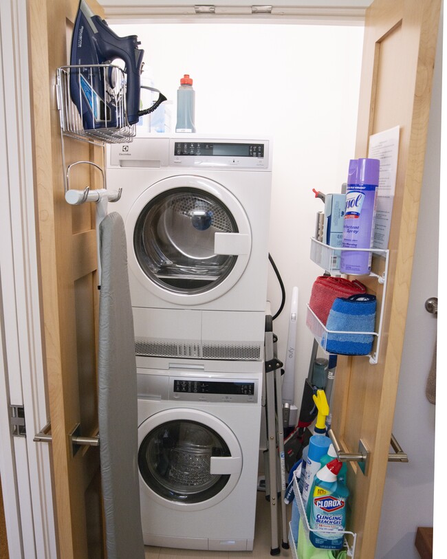 Full Sized Electrolux Laundry - 1015 Dyer Dr