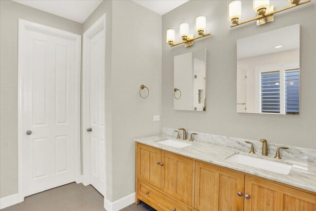 Building Photo - 7576 Oasis Dr