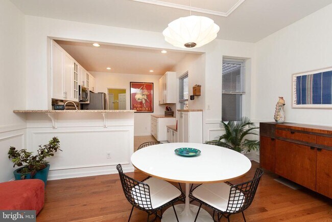 Building Photo - 456 Winona St