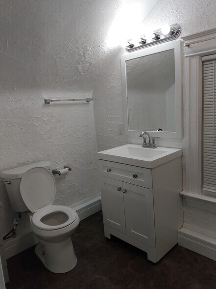 Building Photo - 4413 Floral Ave