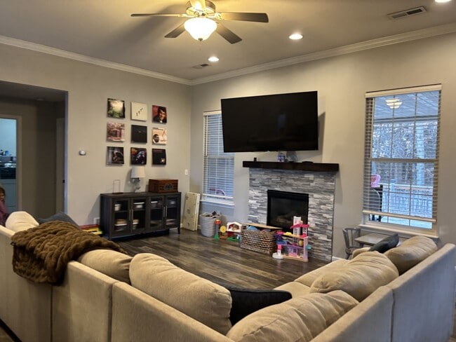 Building Photo - Gorgeous 3 Bedroom 2 Bathroom House!