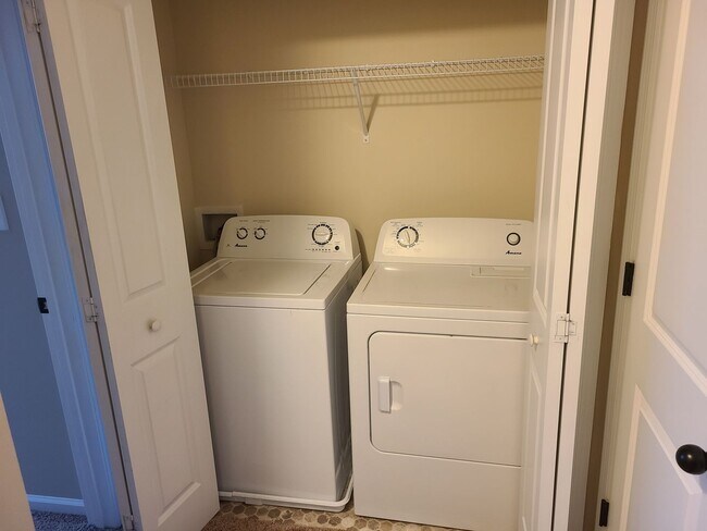 Building Photo - 2 Bedroom, 2.5 Bath Townhouse located in S...