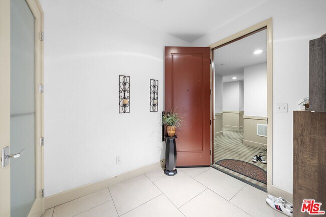 Building Photo - 848 Irolo St