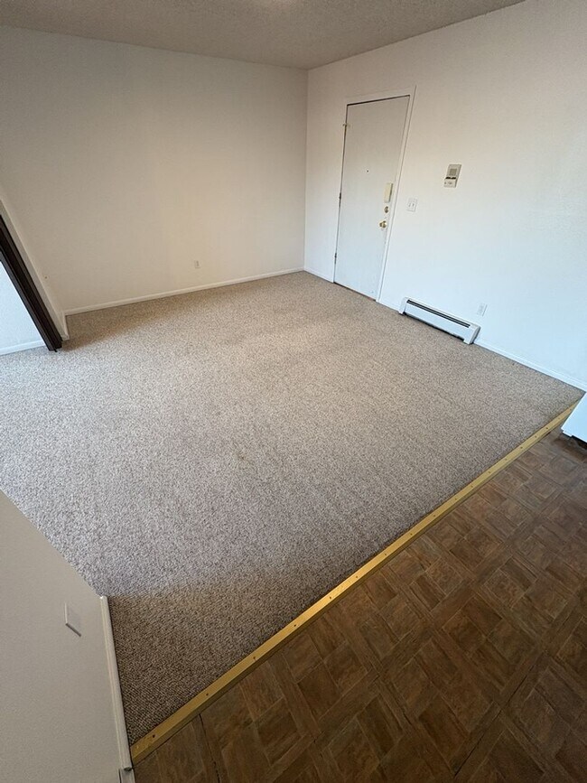 Building Photo - 1 Bed 1 Bath + Flex Room - Updated!