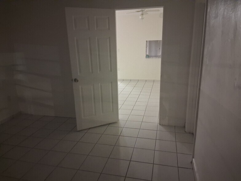 Building Photo - 1605 NE Miami Gardens Dr