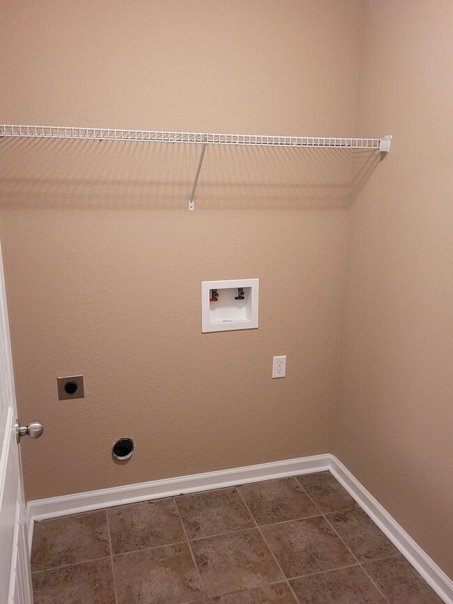 Building Photo - Spacious 3BD/2BA Home Near Moody AFB | Ope...