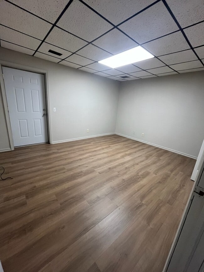 Building Photo - 3353 N Whitehall Rd