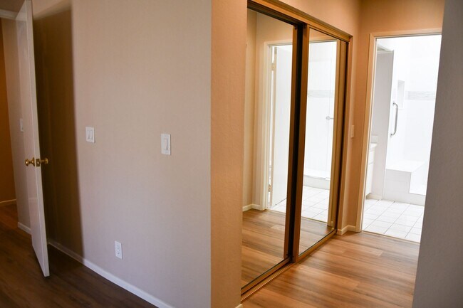 Building Photo - Newly remodeled and updated