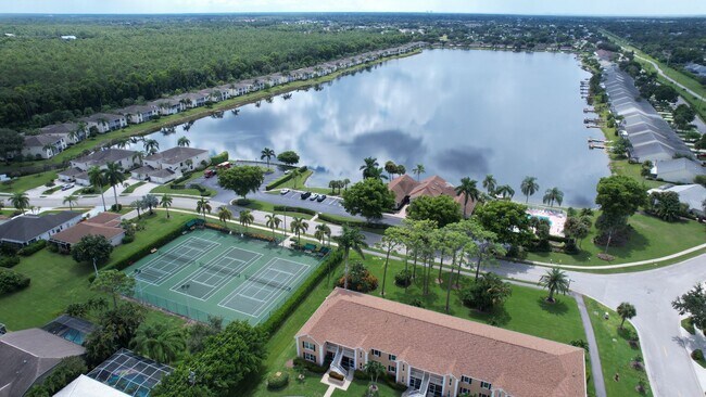 Building Photo - ** CROWN POINTE SHORES ** 2 BED + DEN / 2 BATH - GARAGE - TURNKEY FURNISHED - ANNUAL RENTAL