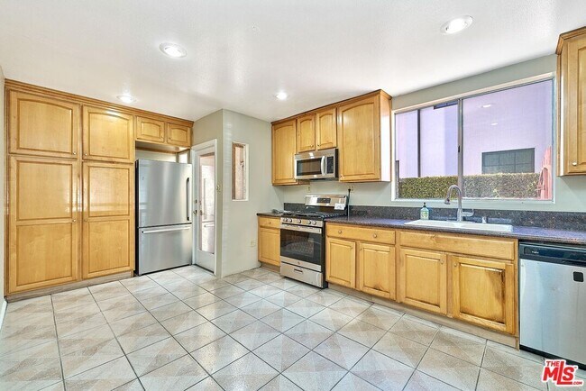 Building Photo - 429 S Orange Dr