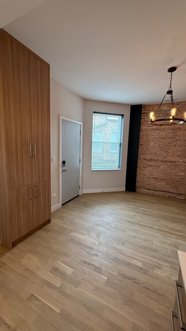 Building Photo - 1118 S Western Ave