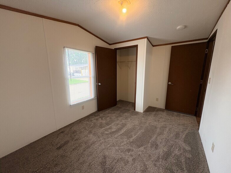 Building Photo - 319 Spring Park Dr