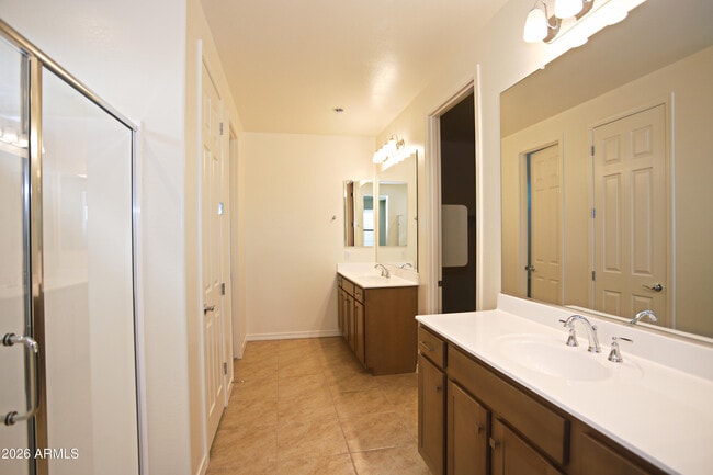 Building Photo - 815 W Finch Dr