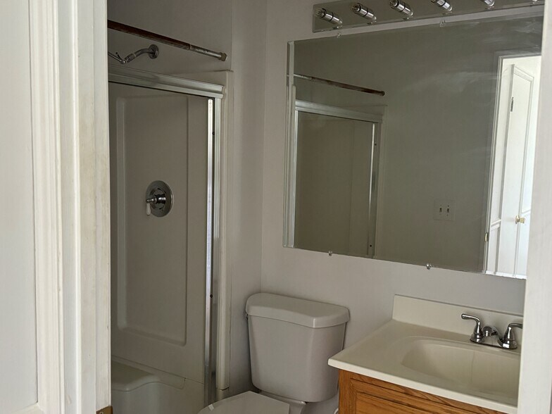 Building Photo - 1617 Somerset Shire Dr