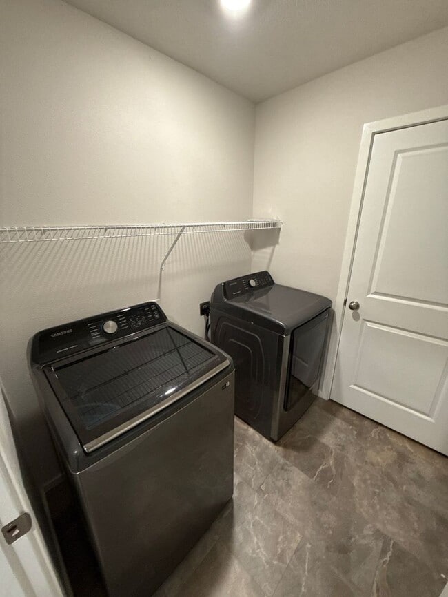 Building Photo - 4770 Daiquiri Ave NE