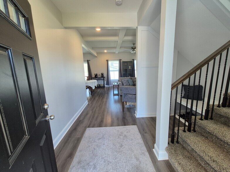 Entry Way - 207 King Rd