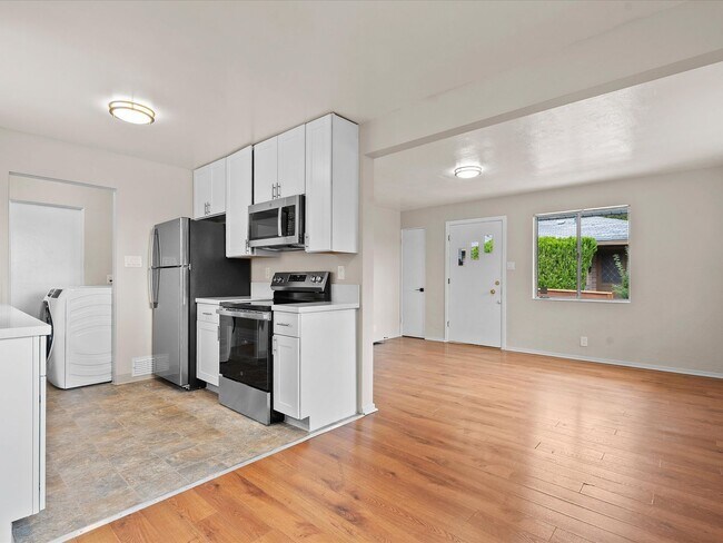 Building Photo - Move In Ready Midtown Dream Home