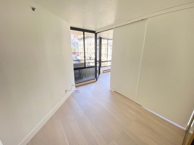 Building Photo - Advent - Low Deposit, Parking & Internet I...