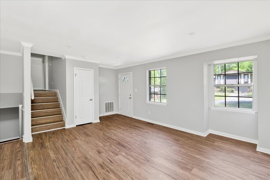 Building Photo - 608 Terry Ln