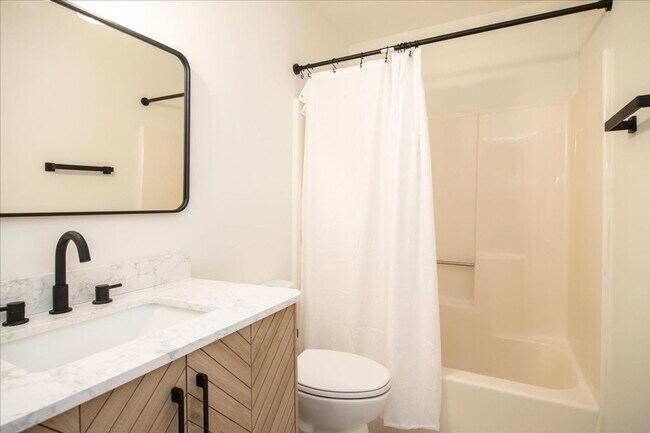 Building Photo - Newly Renovated 3bd/2ba Duplex Unit in Con...