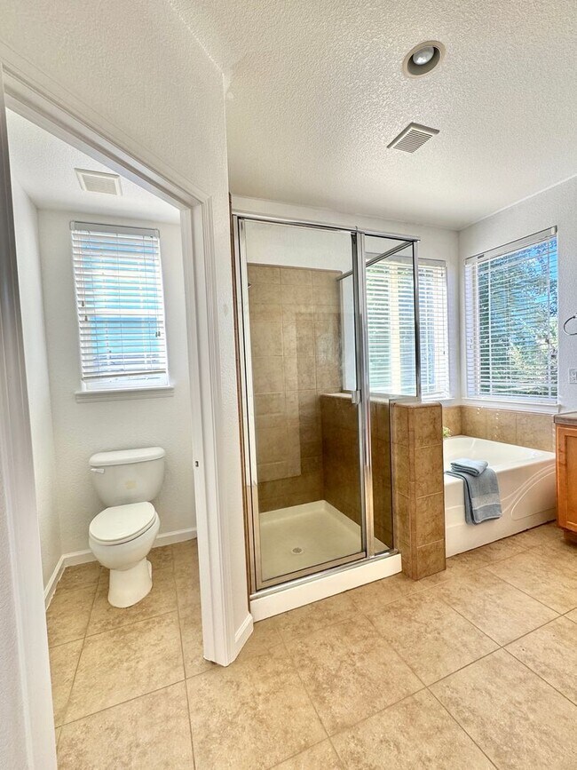 Building Photo - Spacious 4 Bedroom Home in Sparks Near Wingfield
